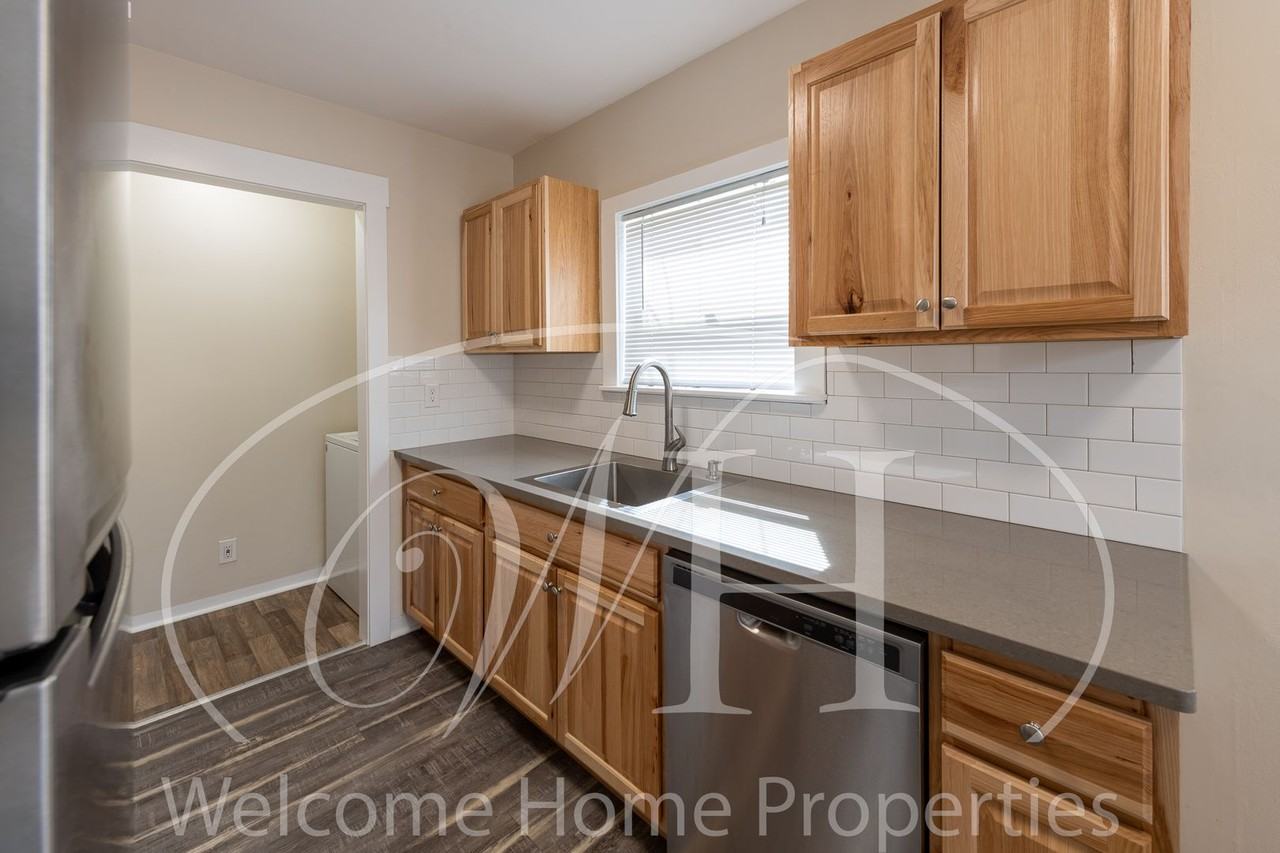 43 NE Ash Ave - Photo 5 of 36