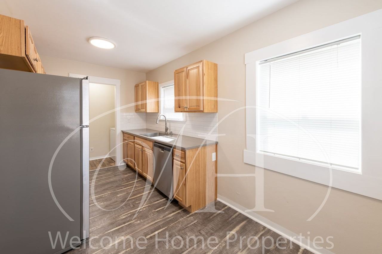 43 NE Ash Ave - Photo 6 of 36
