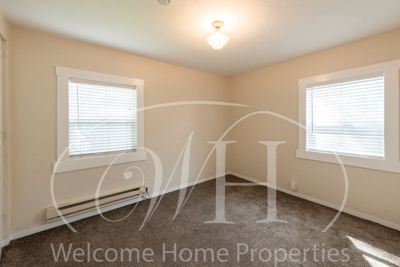 43 NE Ash Ave - Photo 7 of 36