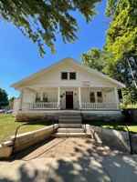 featured image of 418 E 8th St