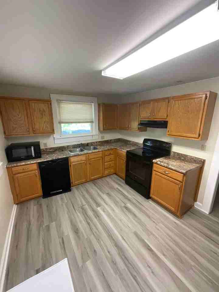 418 E 8th St - Photo 3 of 29