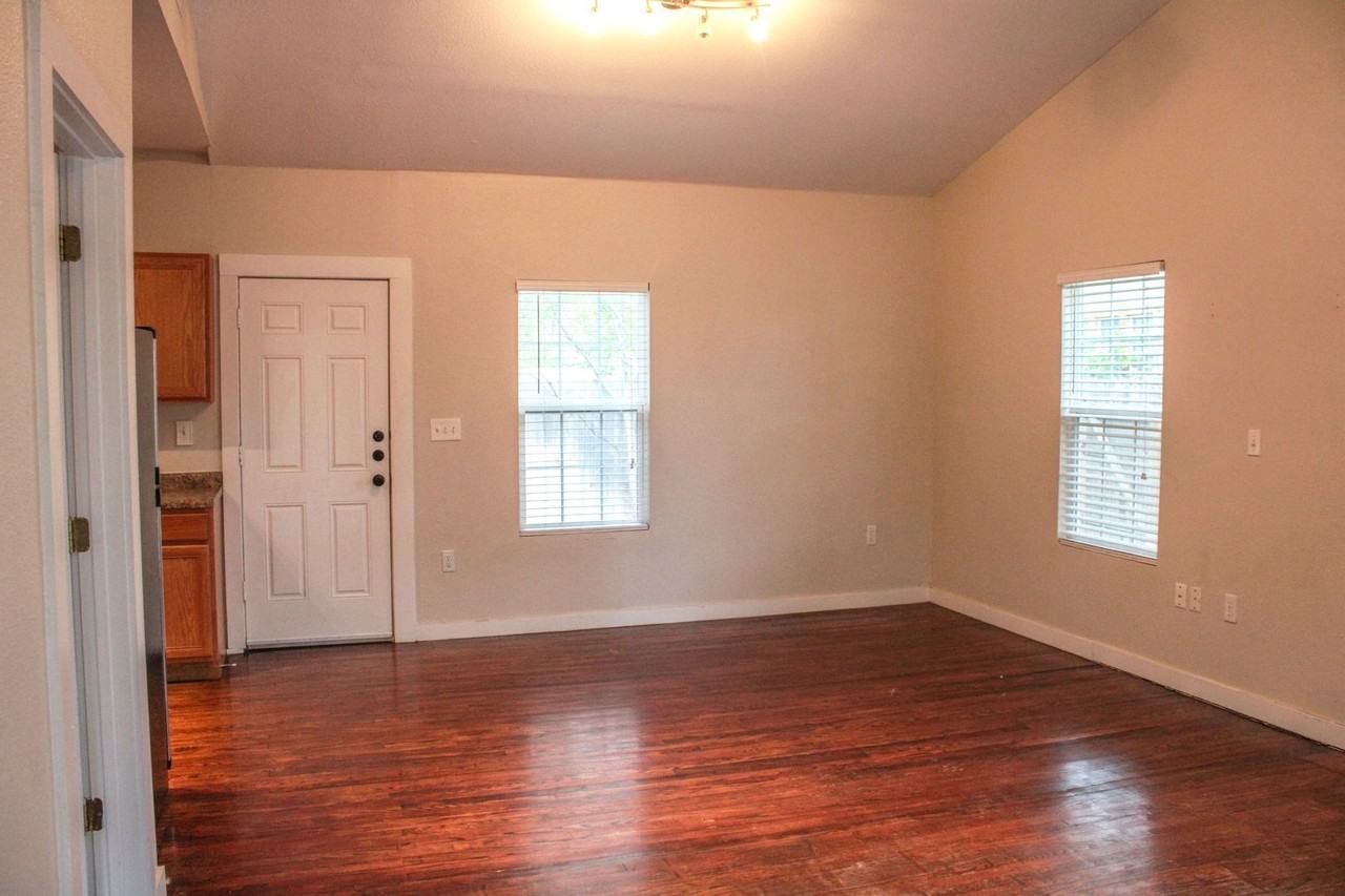 415 Kendall St - Photo 5 of 18