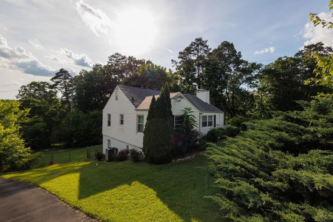 1119 Greenslake Rd - Photo 3 of 16