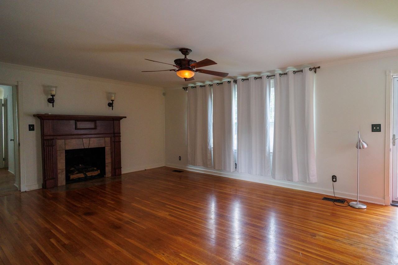 1119 Greenslake Rd - Photo 4 of 16