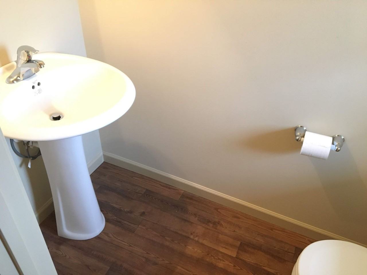 305 Lakeside Xing - Photo 4 of 29