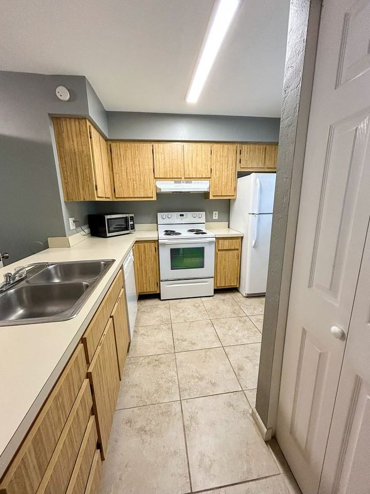 2203 Sw 39th Way - Photo 3 of 20