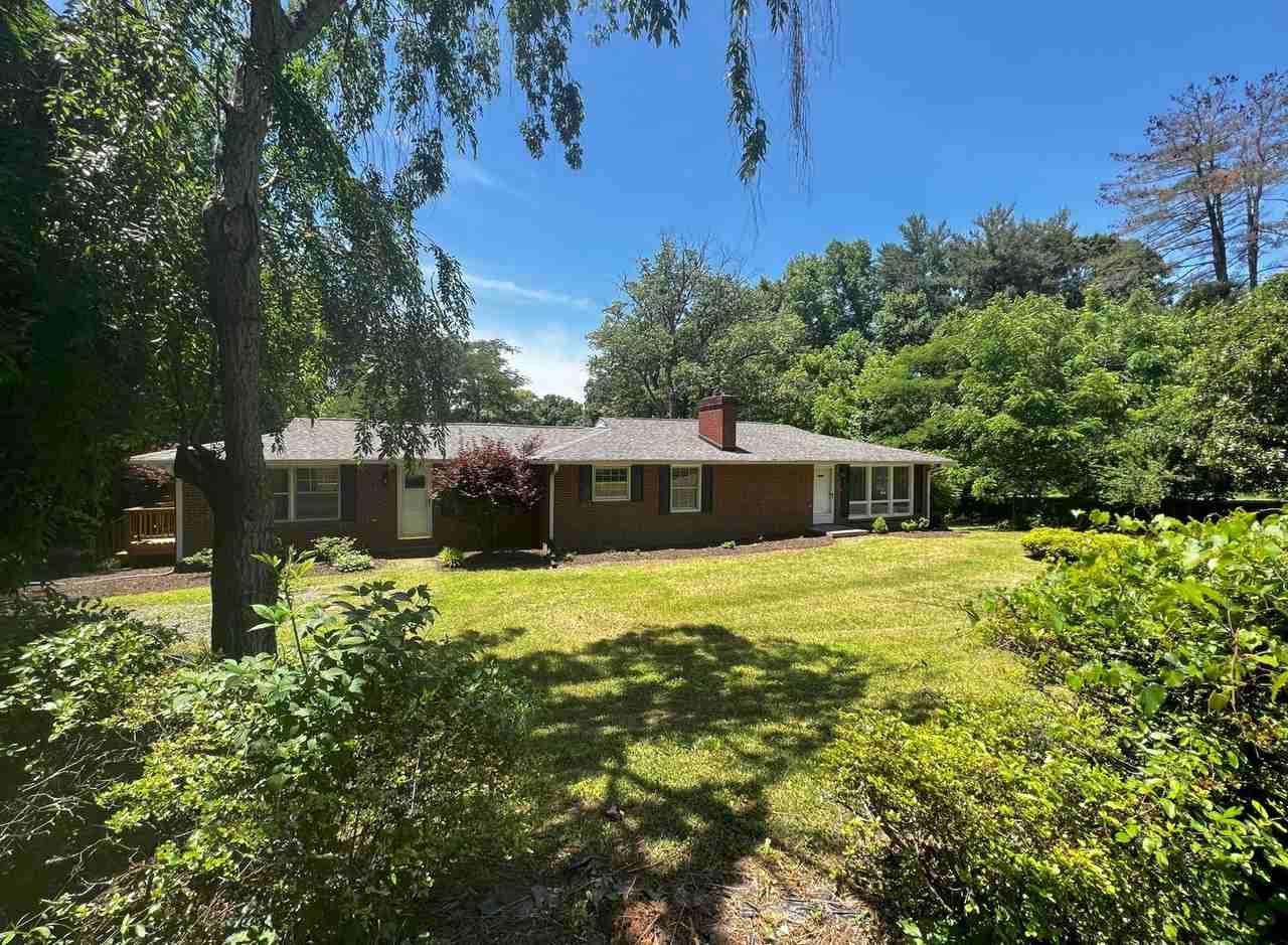 5196 Reynolda Rd - Photo 2 of 21