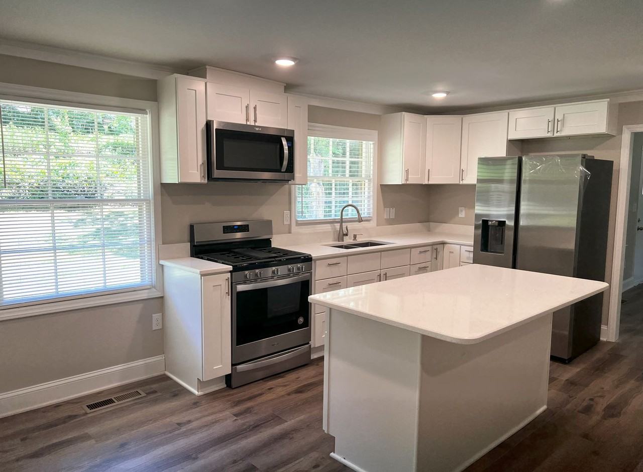 5196 Reynolda Rd - Photo 3 of 21