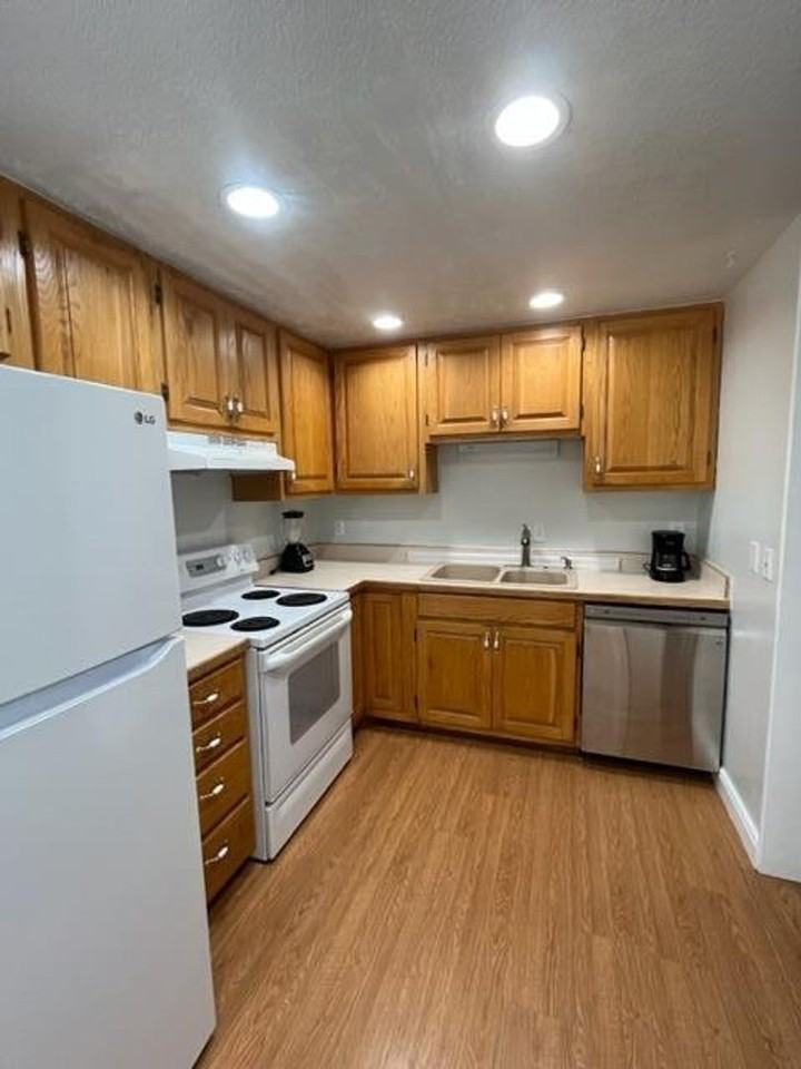 1047 Bulloch Cir - Photo 3 of 5