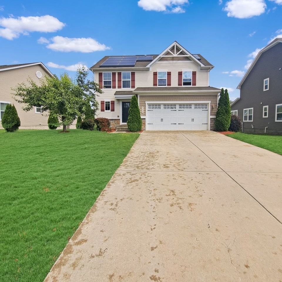 4032 Edmonton Ct N - Photo 3 of 32