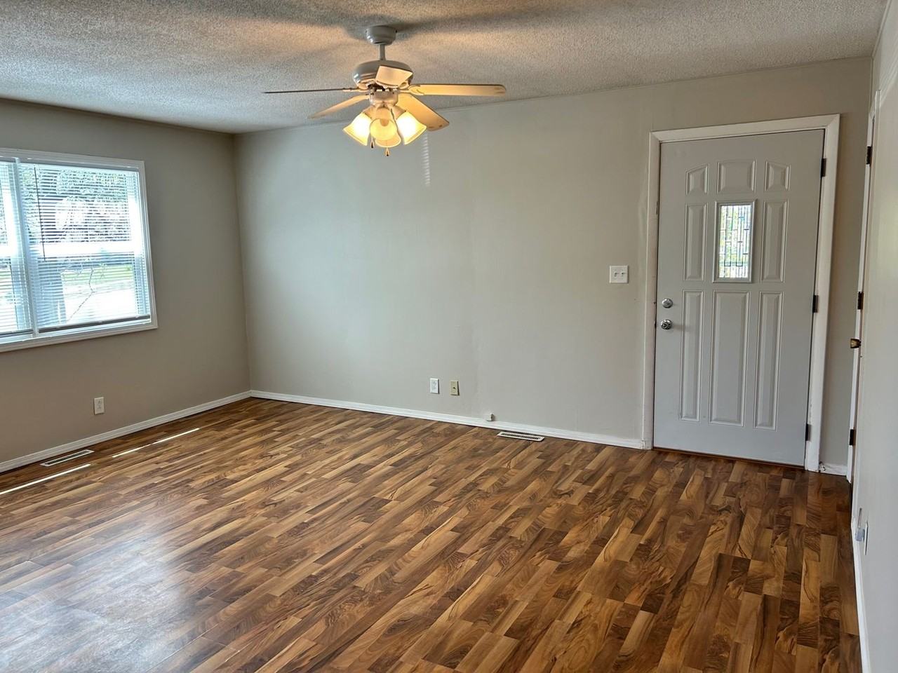914 W Ash St - Photo 2 of 13