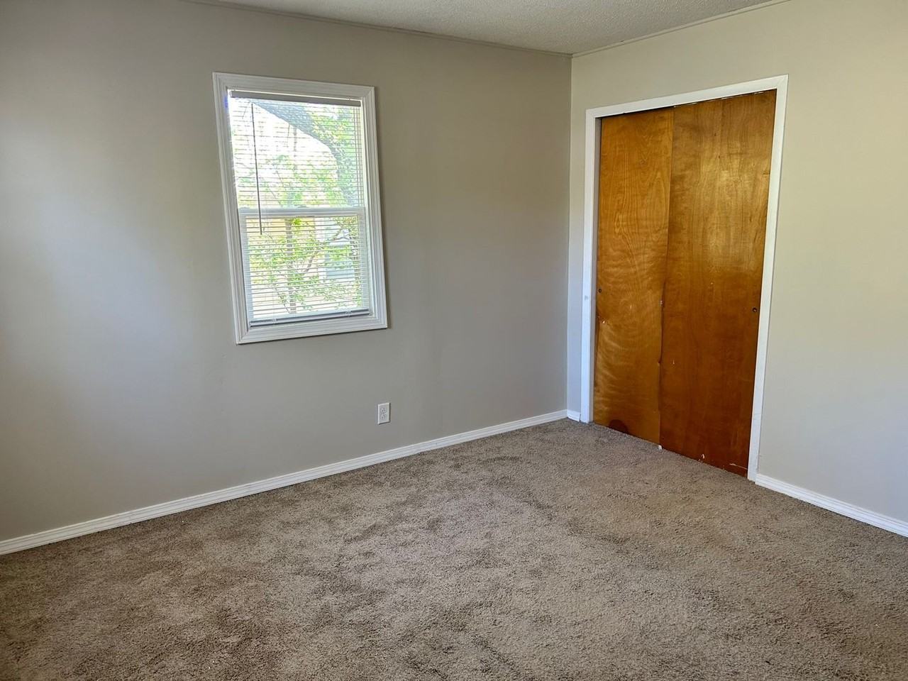 914 W Ash St - Photo 5 of 13