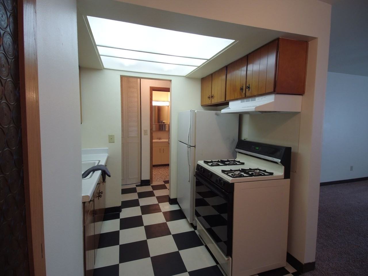 Oakview Manor - Photo 2 of 9