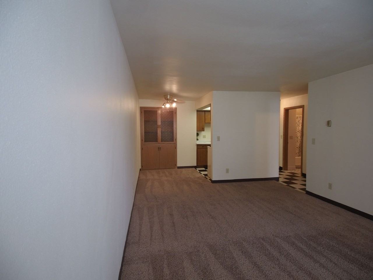 Oakview Manor - Photo 4 of 9