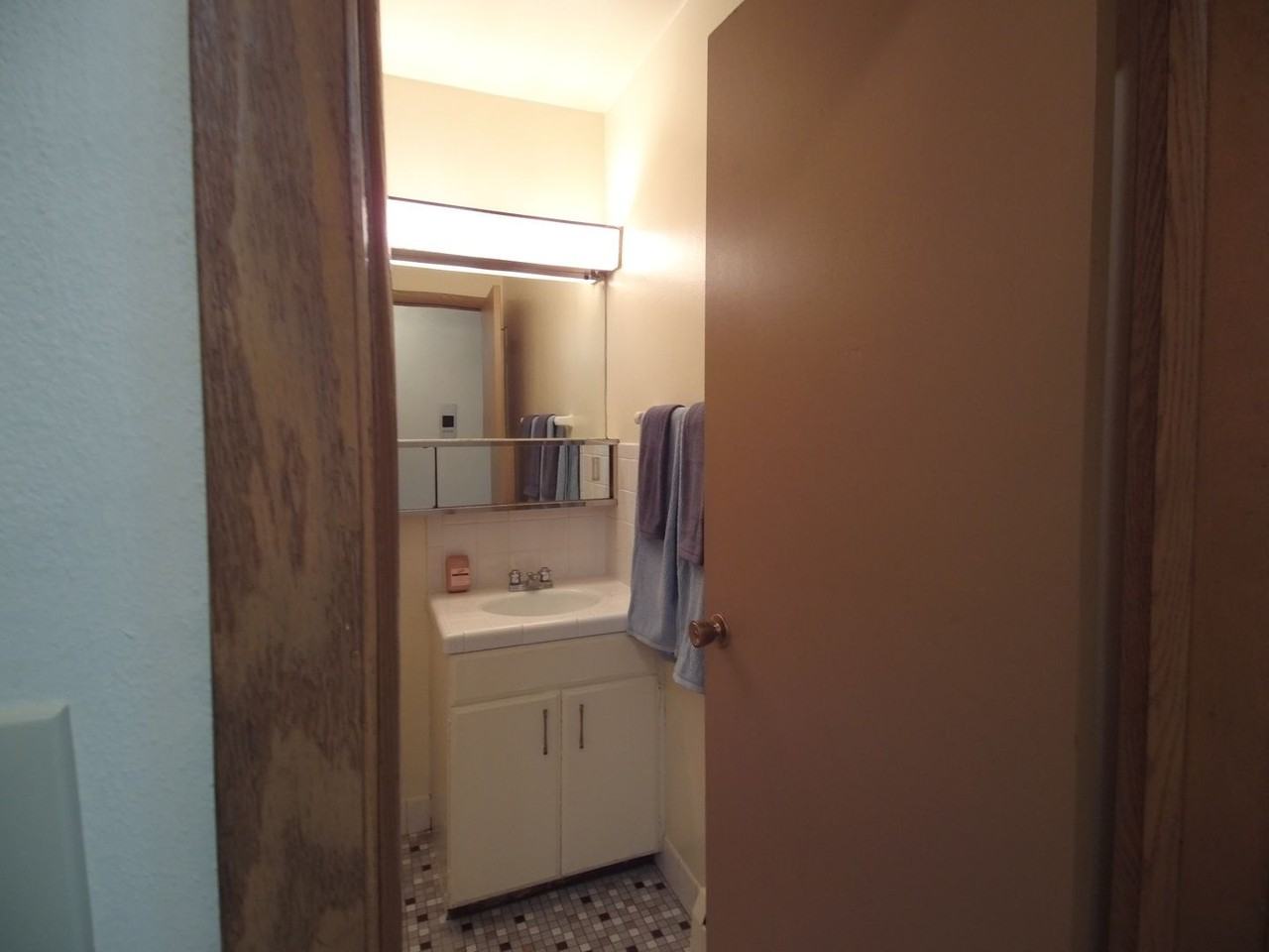 Oakview Manor - Photo 7 of 9