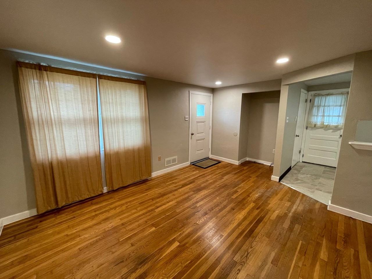 157 Merritt Ave - Photo 4 of 31