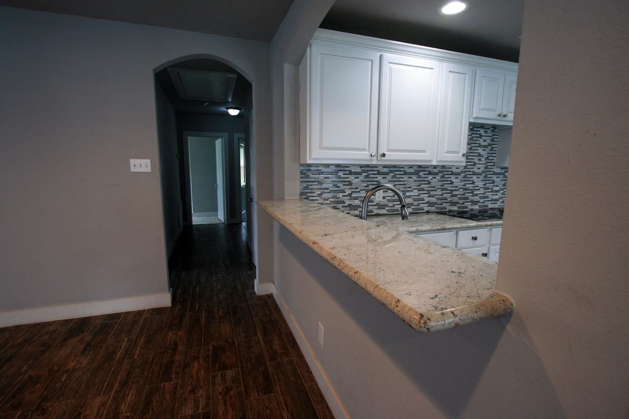 305 Gilchrist Ave - Photo 7 of 30