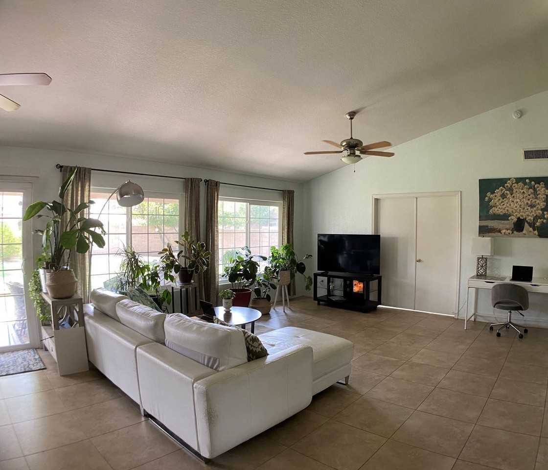 5393 W Elgin St - Photo 4 of 26