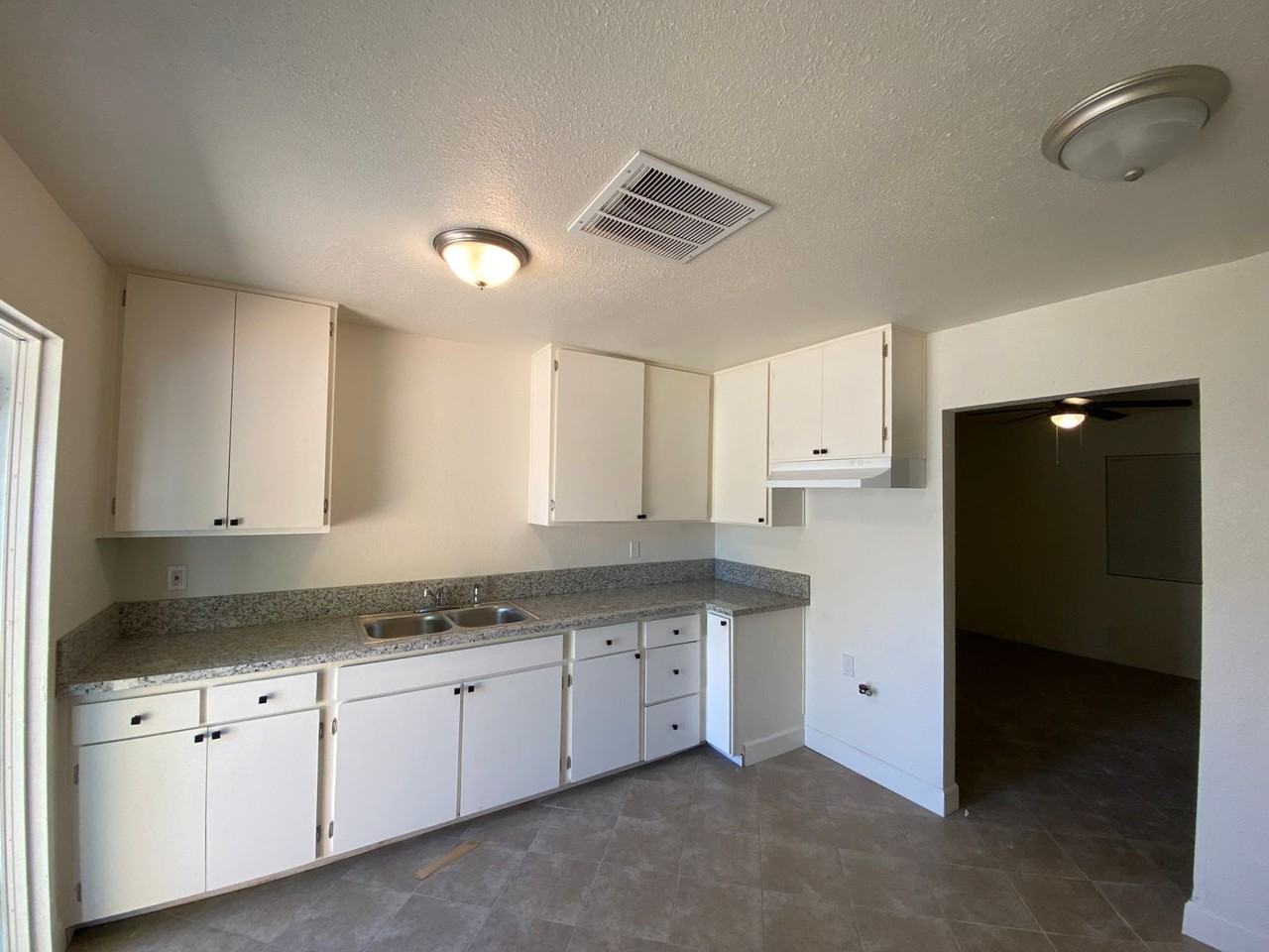1001 S Owens St - Photo 3 of 6