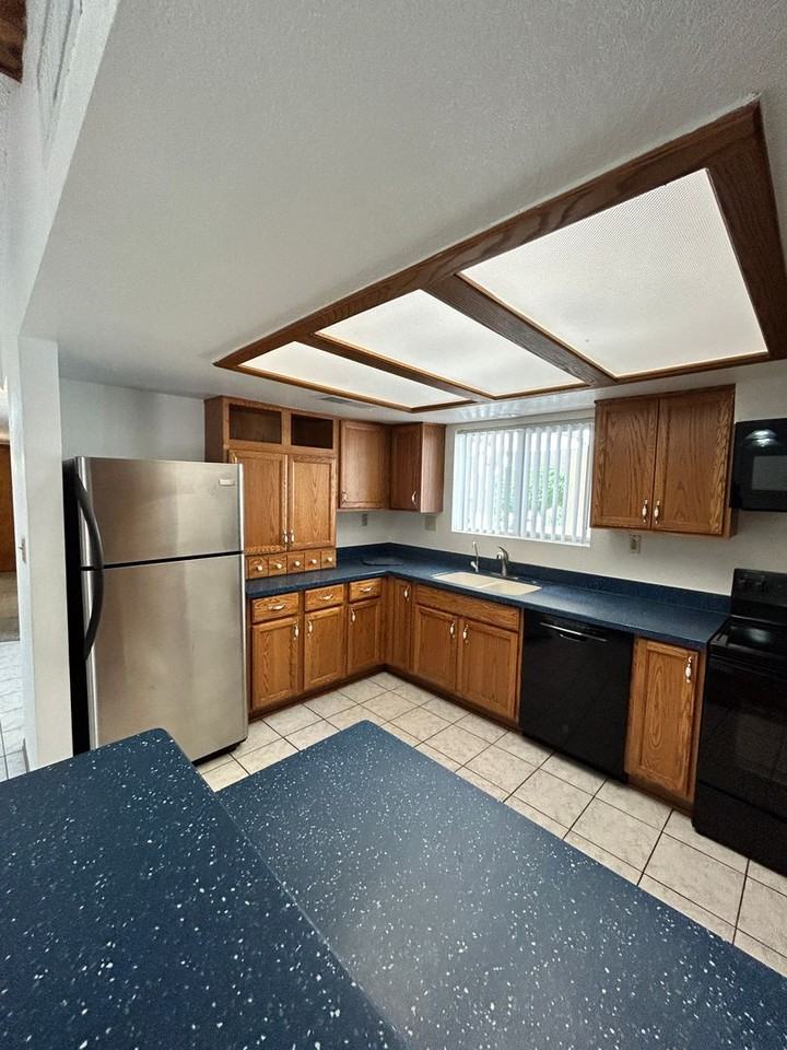 2401 Cosnina Dr - Photo 7 of 38