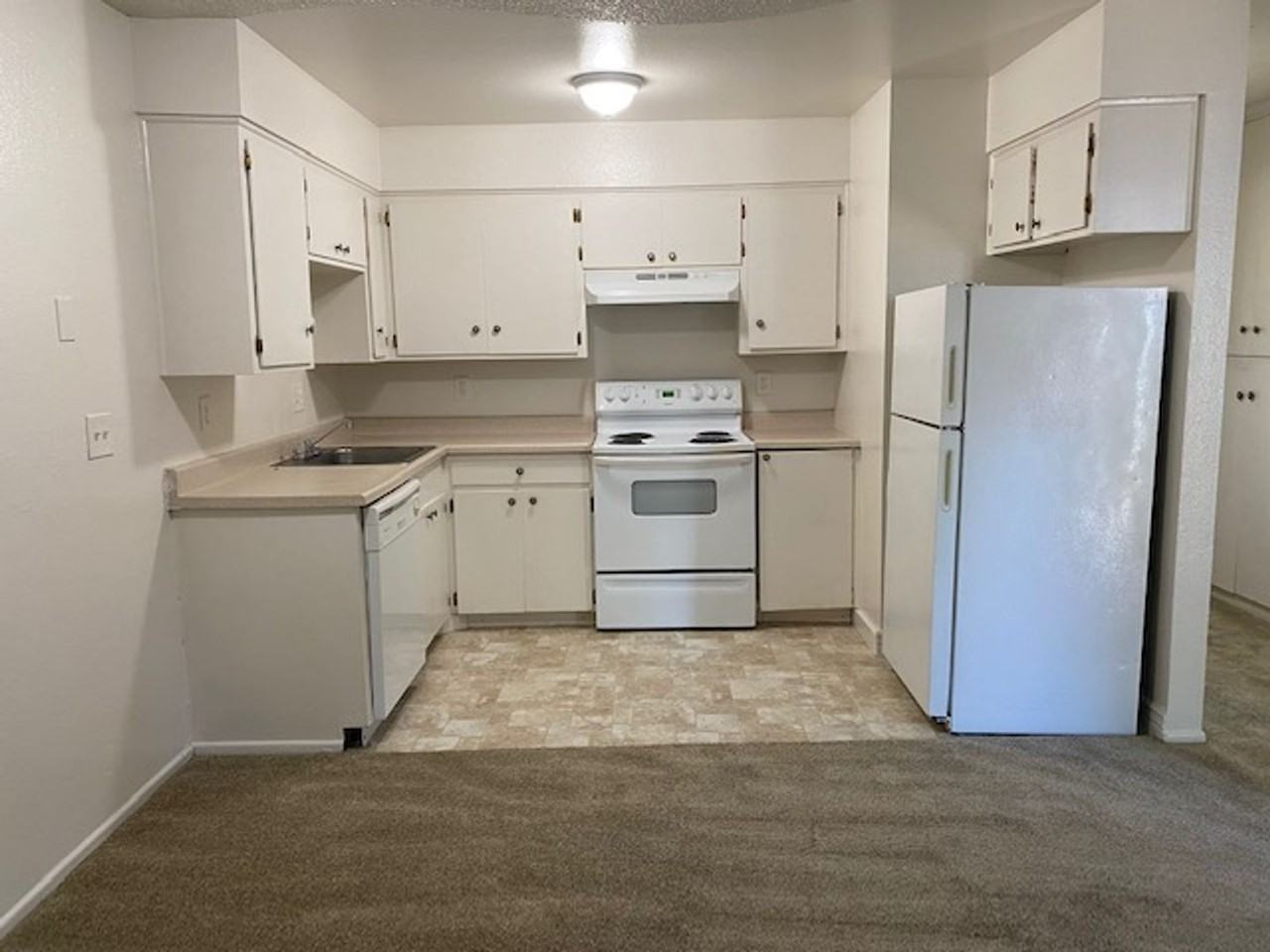 Beautiful 1, 2 and 3 bedroom apartments available for rent near Vancouver Mall! - Photo 2 of 9