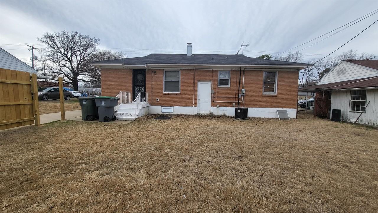 830 Stratford Rd - Photo 6 of 10