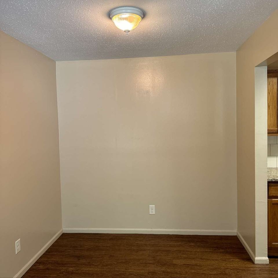 601 E Maryland Ave #208 - Photo 3 of 4