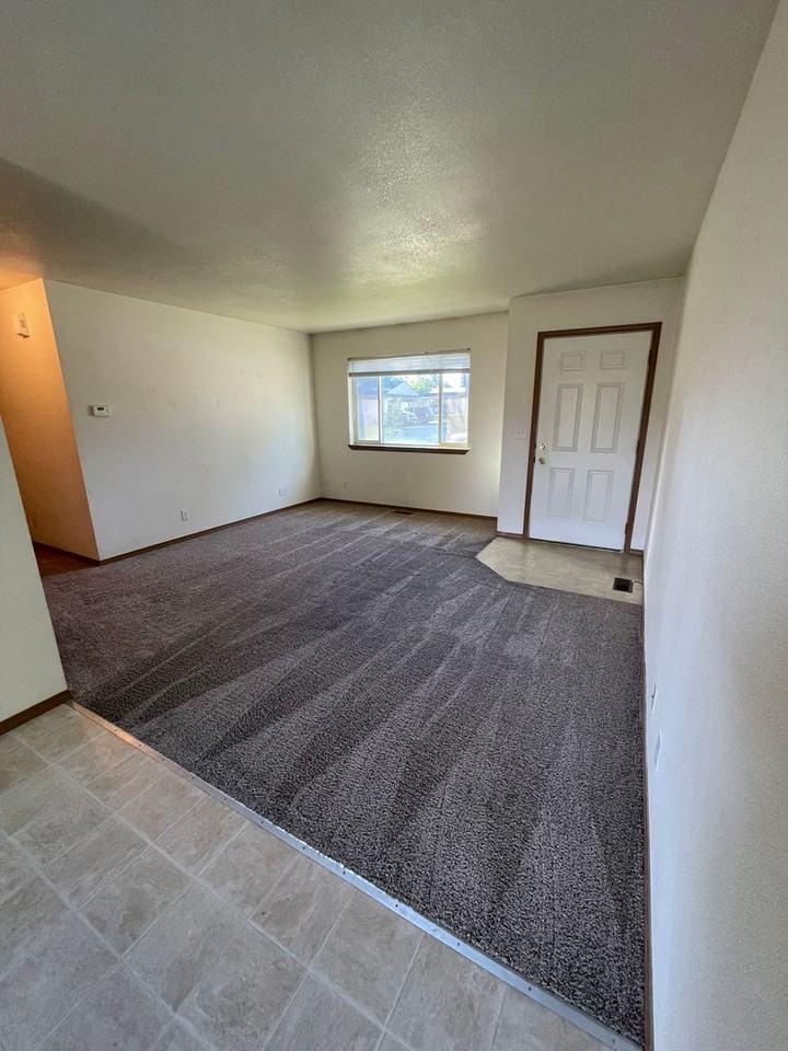 830 E Locust Ave - Photo 4 of 25