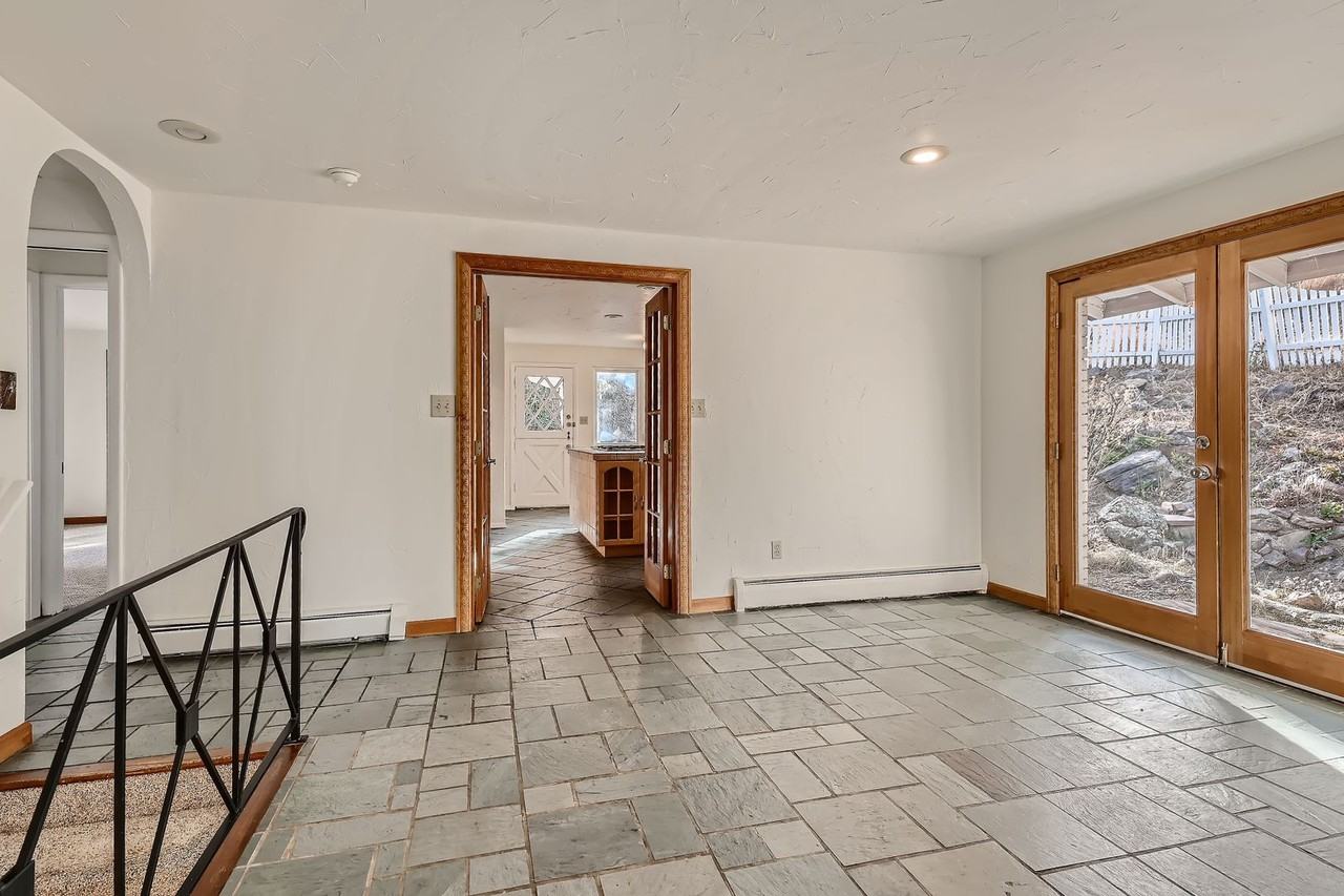 1045 Gilbert St - Photo 3 of 31