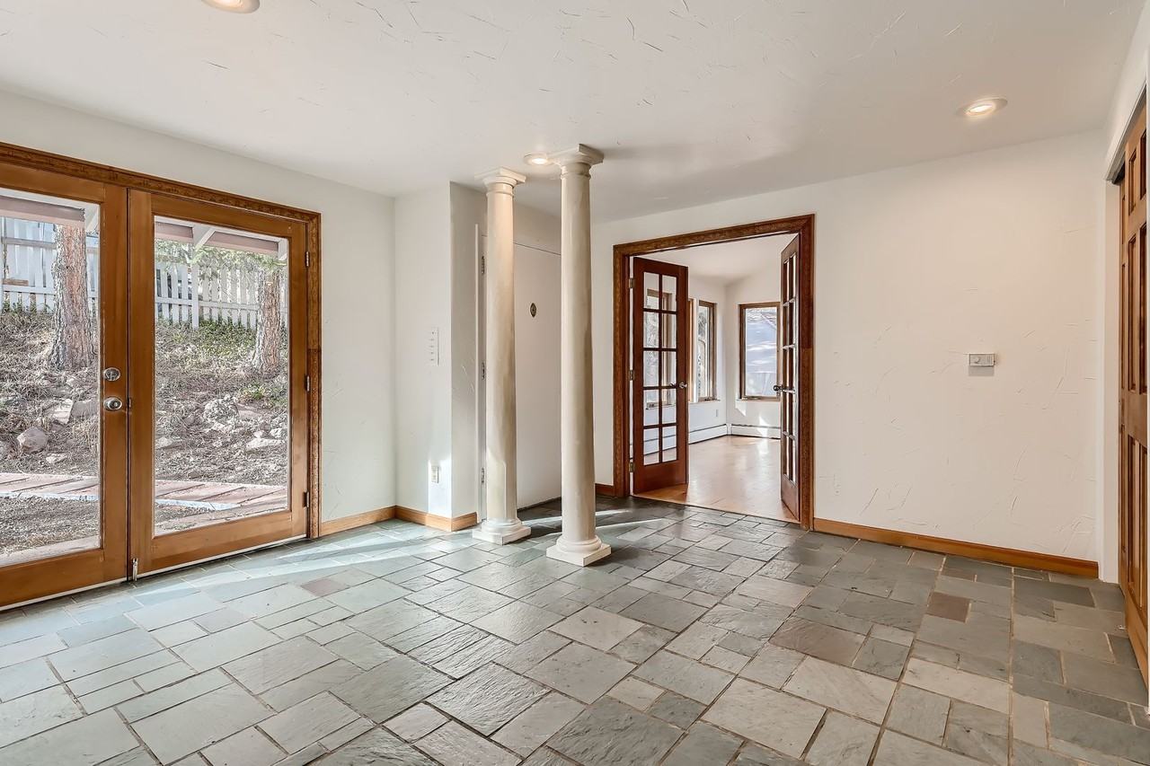 1045 Gilbert St - Photo 4 of 31