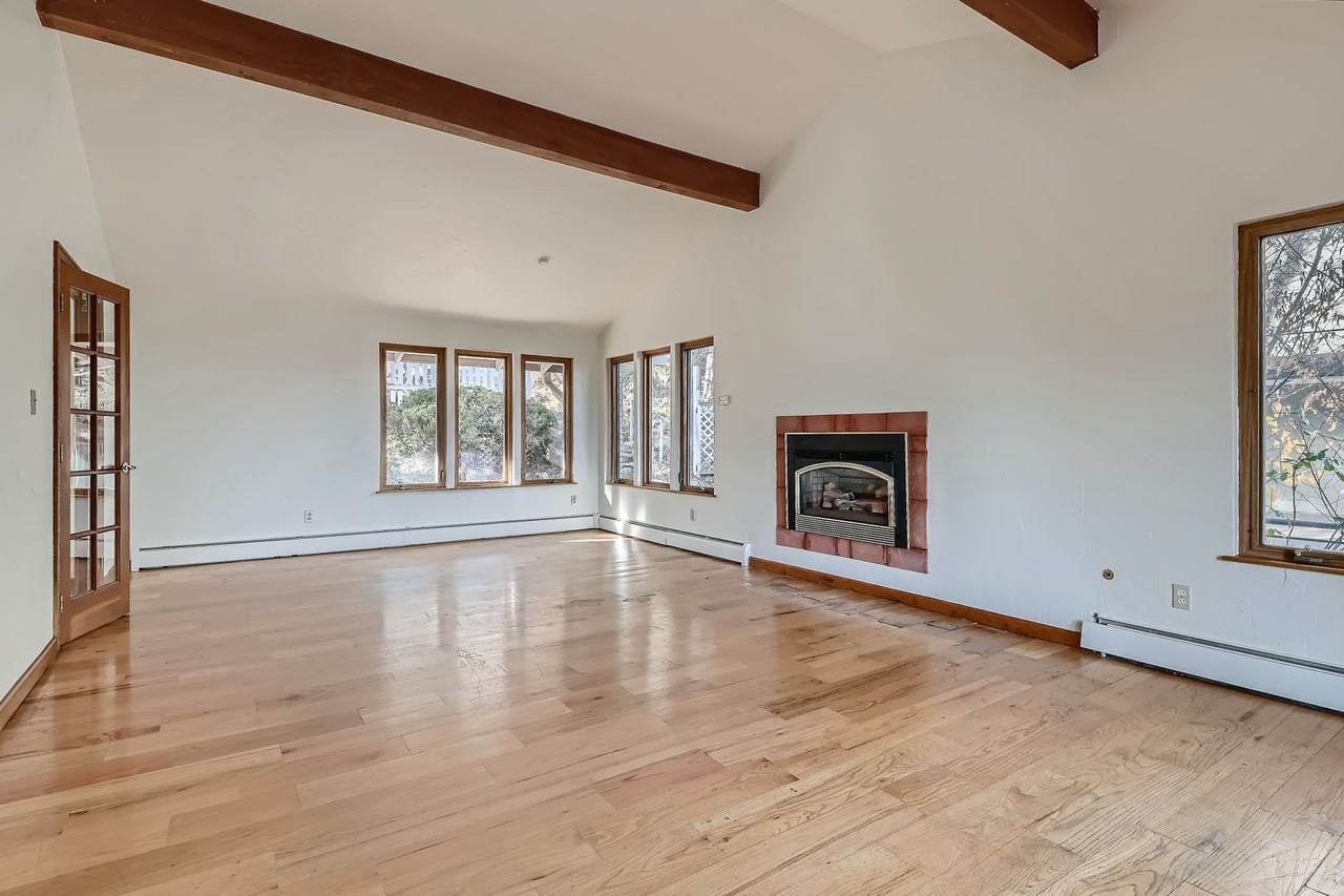 1045 Gilbert St - Photo 6 of 31