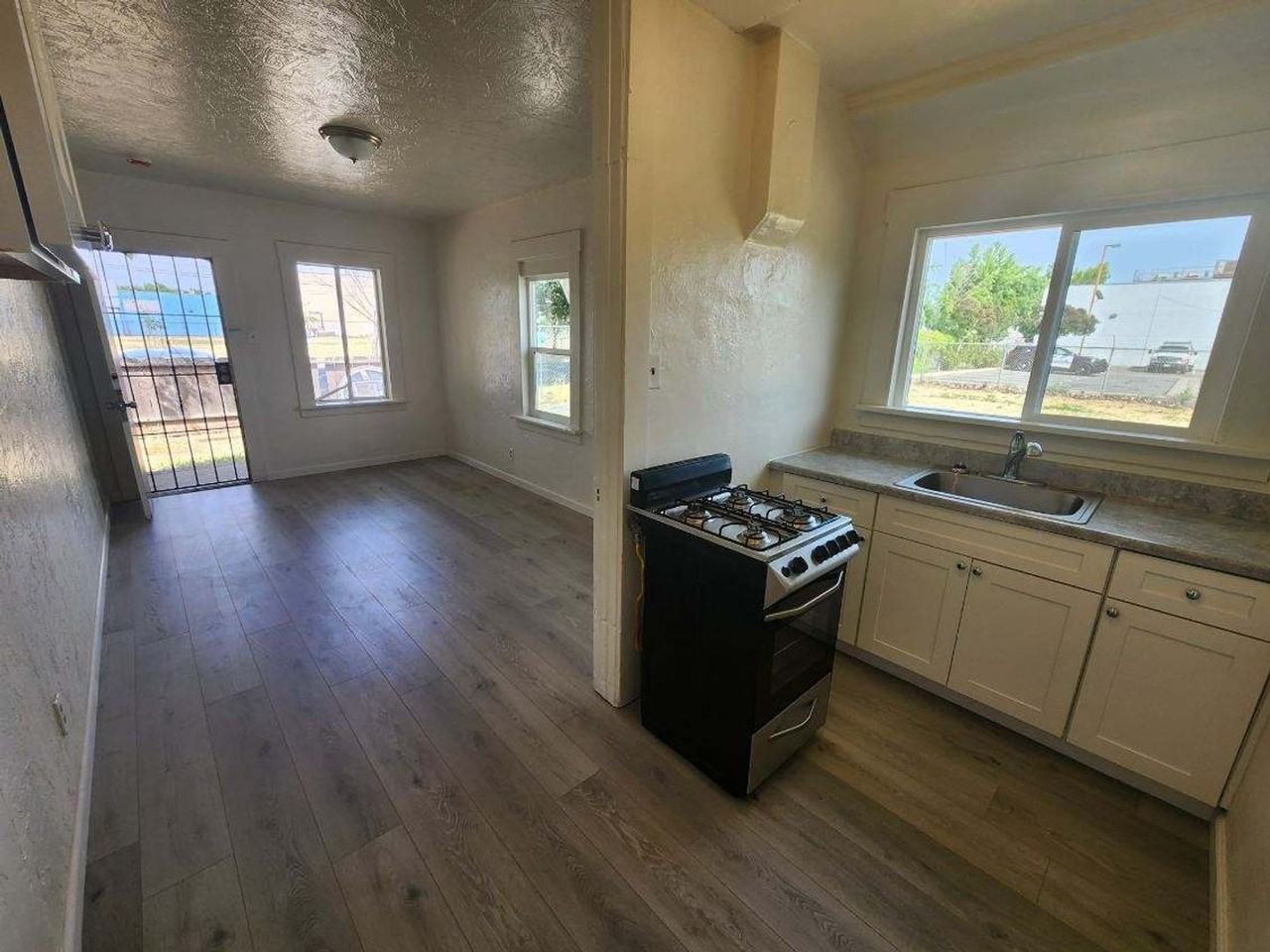 925 7th St - Photo 3 of 6