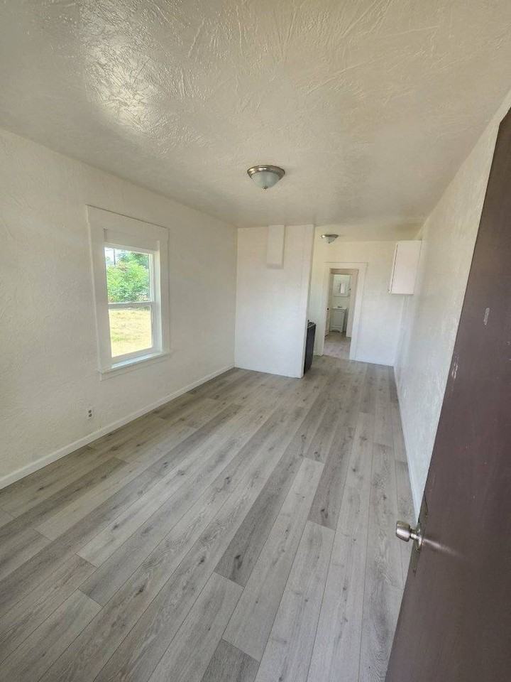 925 7th St - Photo 2 of 6