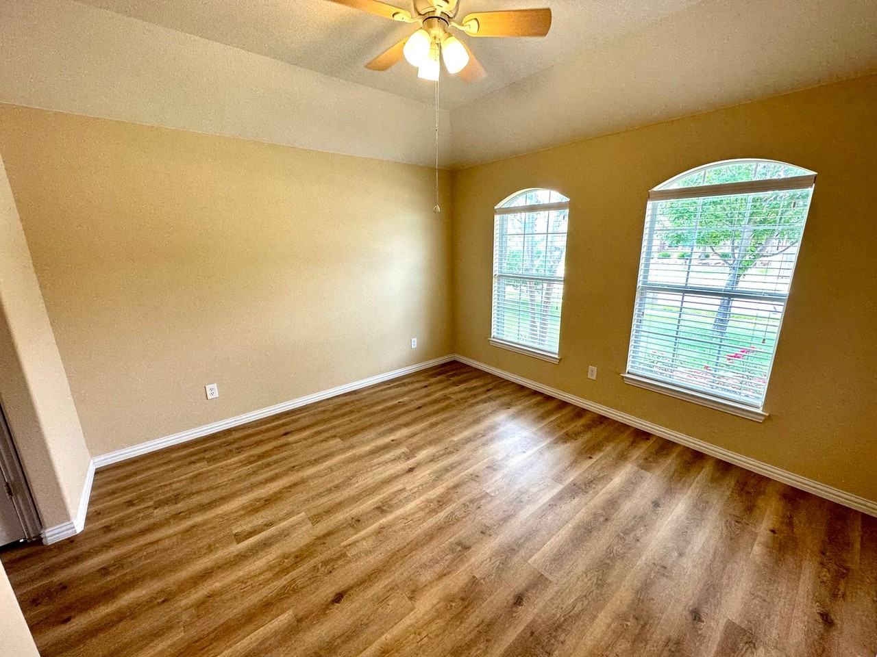 221 Creekwood Dr - Photo 2 of 13