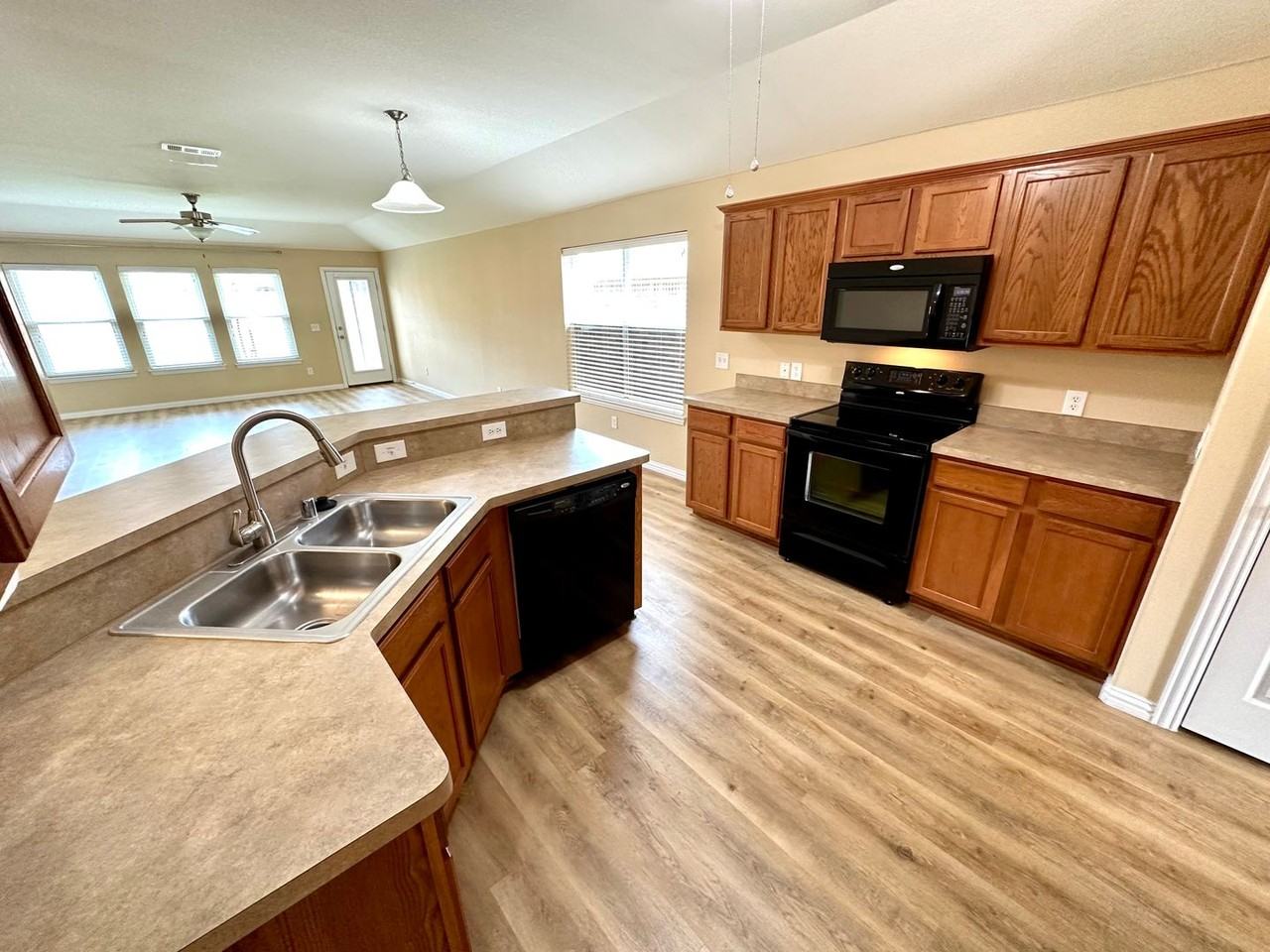 221 Creekwood Dr - Photo 3 of 13