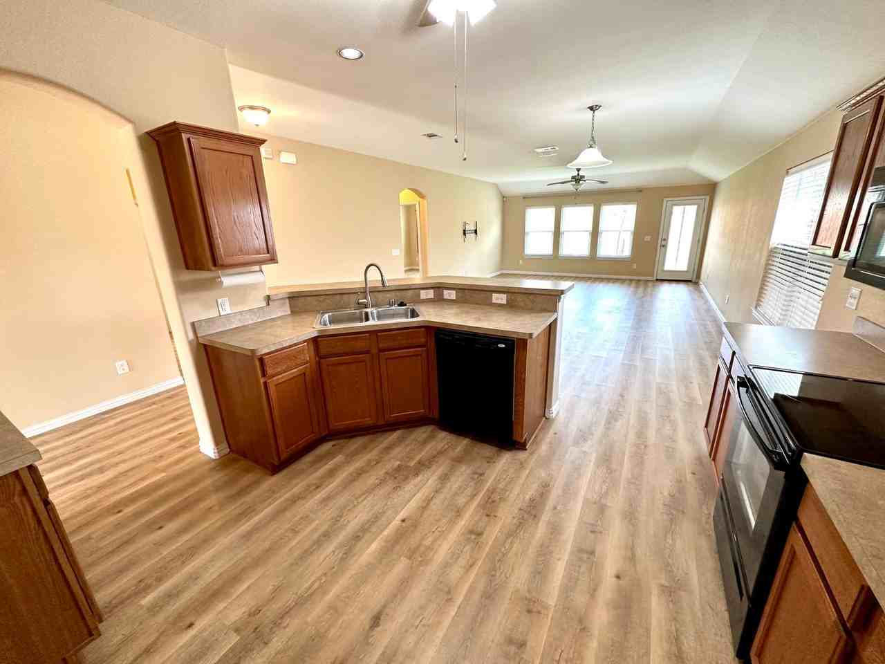221 Creekwood Dr - Photo 4 of 13