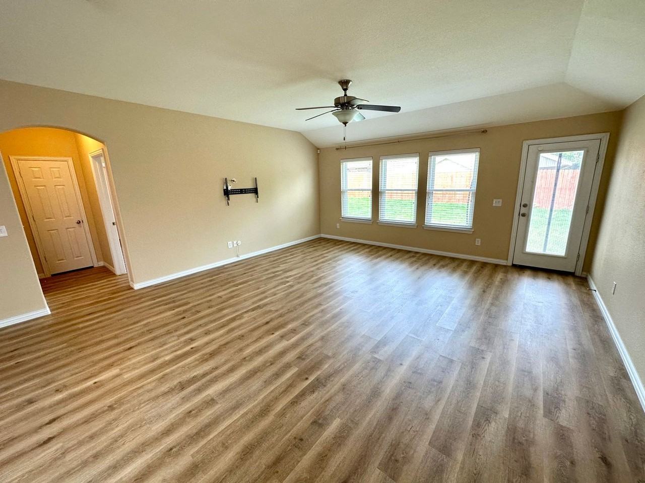 221 Creekwood Dr - Photo 5 of 13