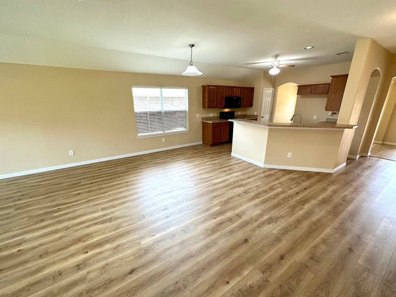 221 Creekwood Dr - Photo 6 of 13