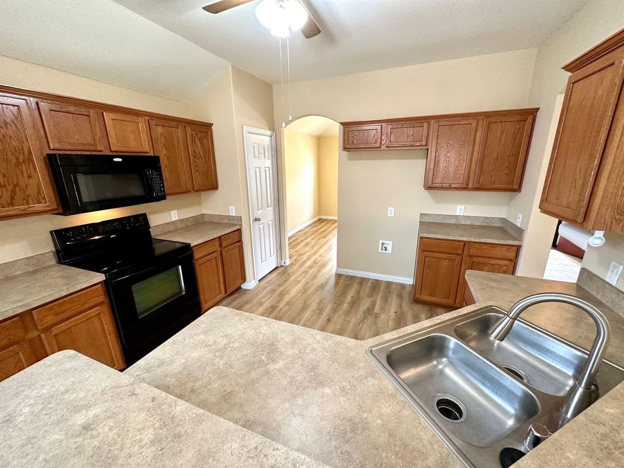 221 Creekwood Dr - Photo 7 of 13