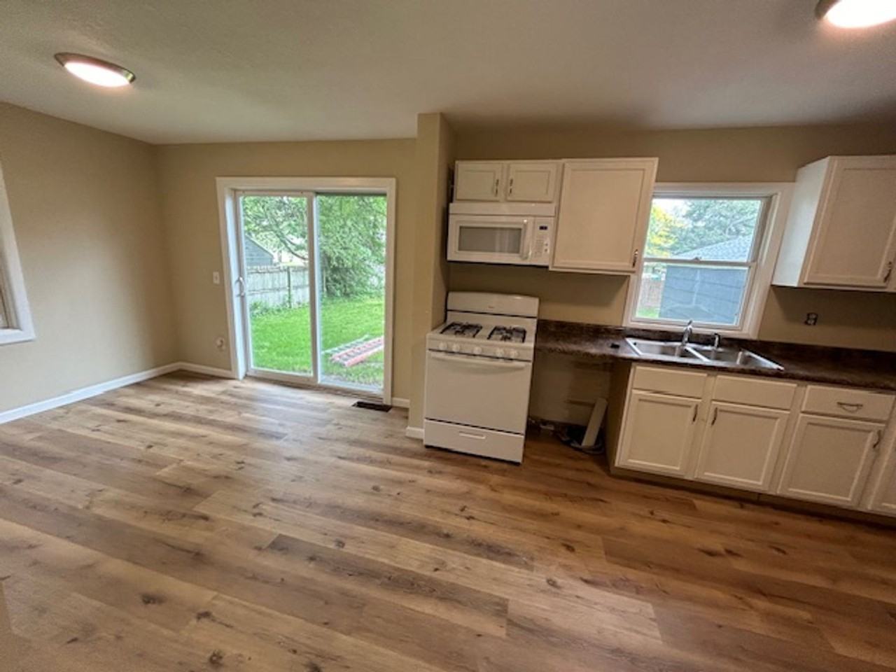 204 Nw Grove St - Photo 2 of 9