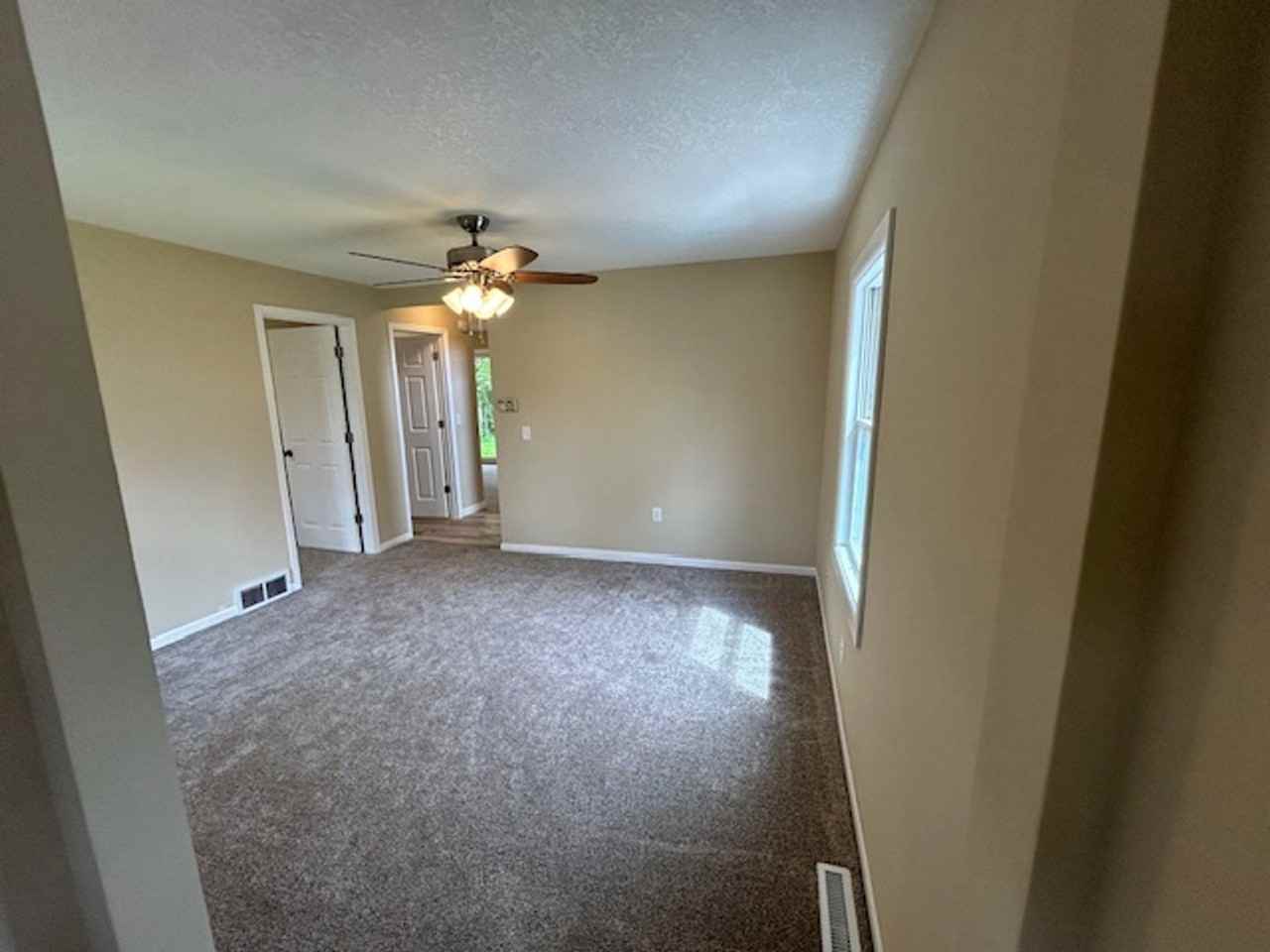 204 Nw Grove St - Photo 3 of 9