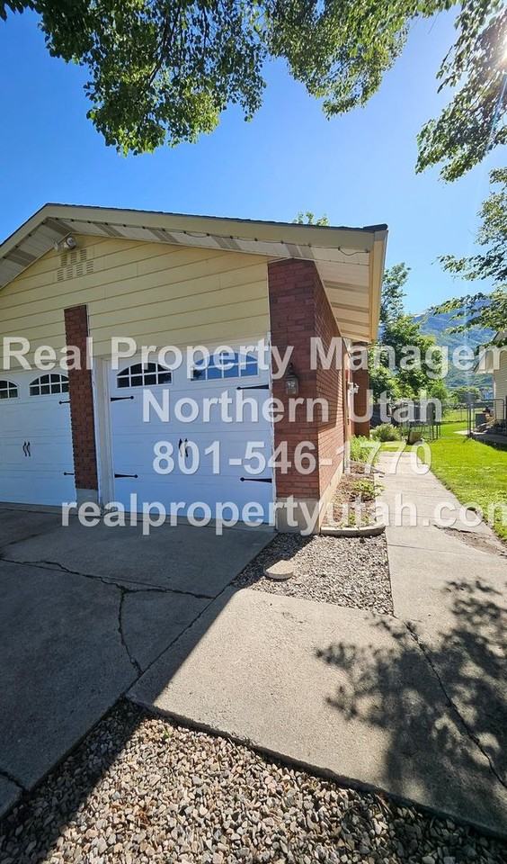 1236 N. Holly Circle - Photo 2 of 15