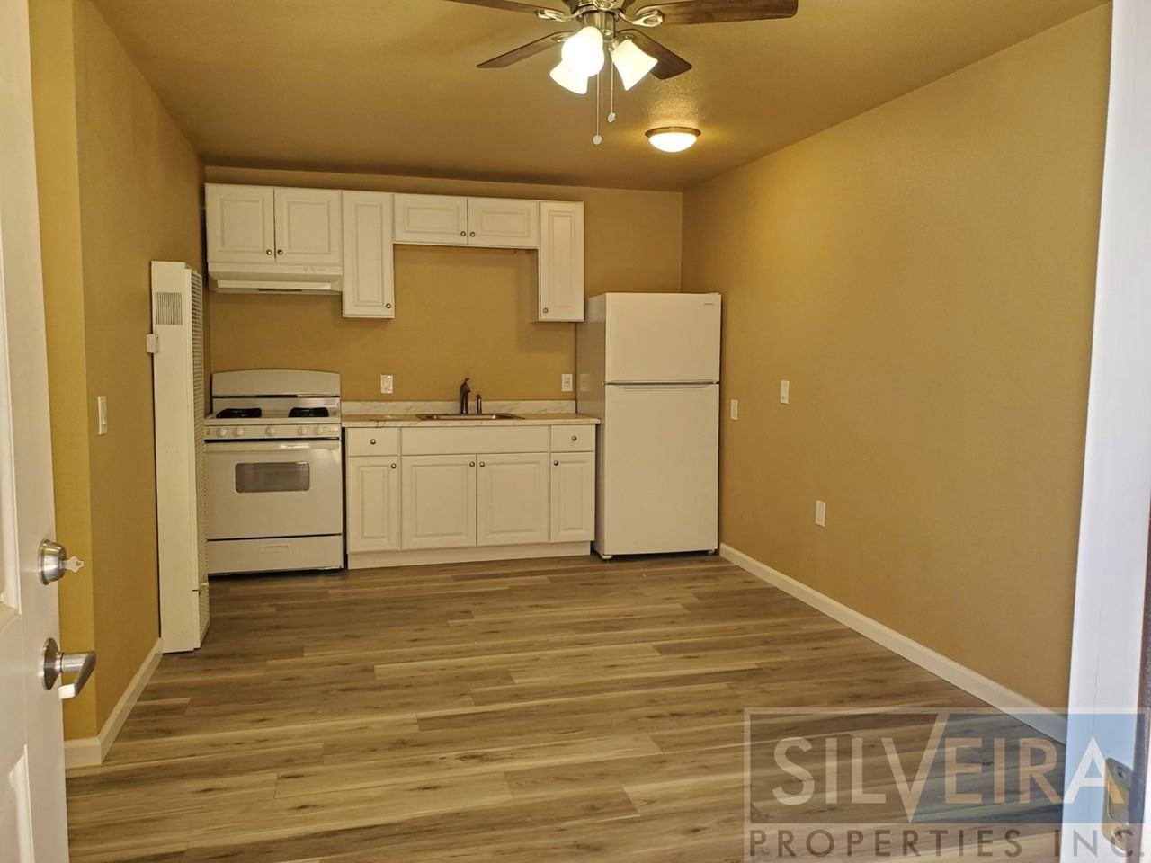 425 E Alvin Ave - Photo 3 of 10