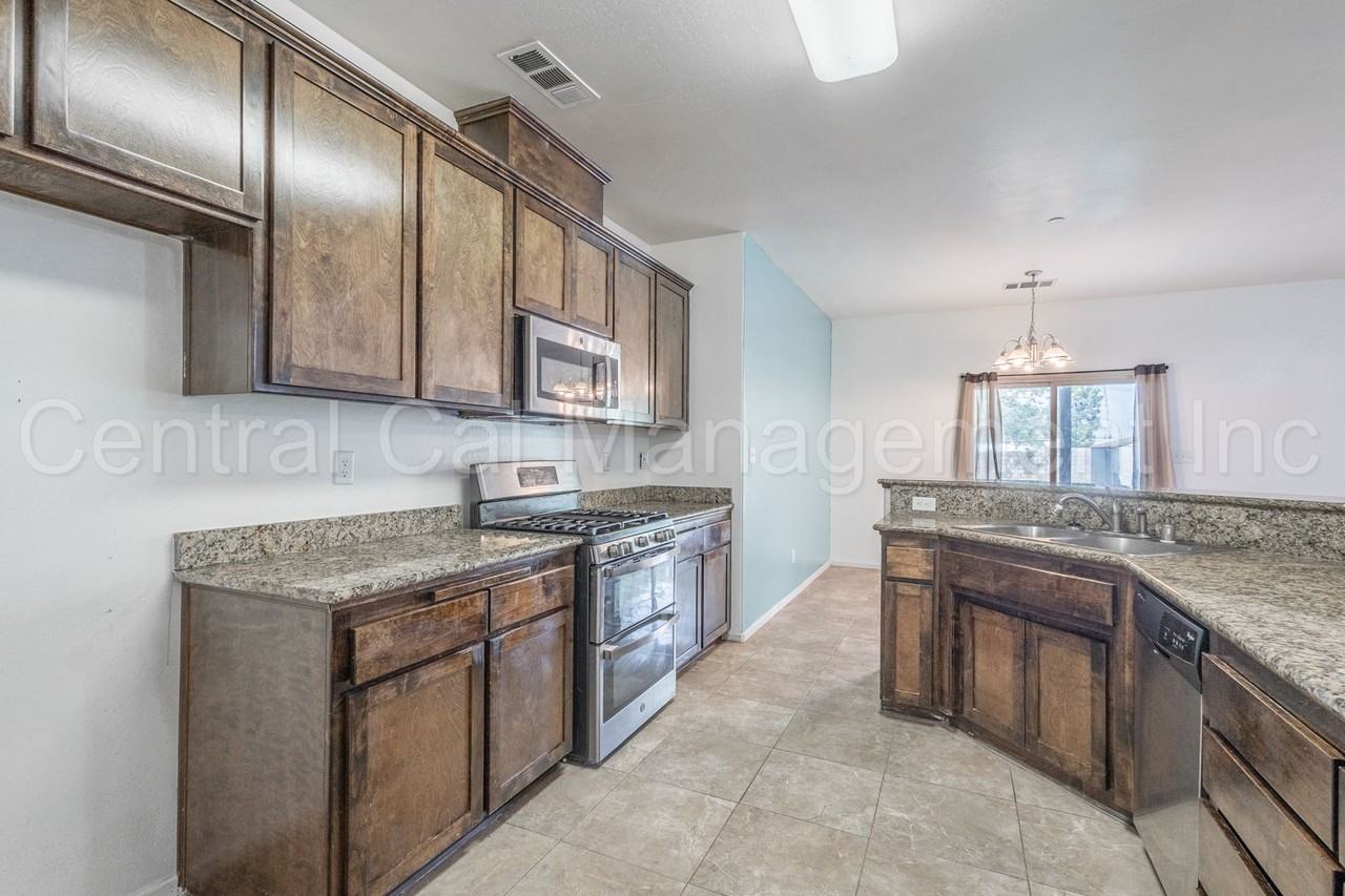 602 Voorhies Ln - Photo 4 of 25