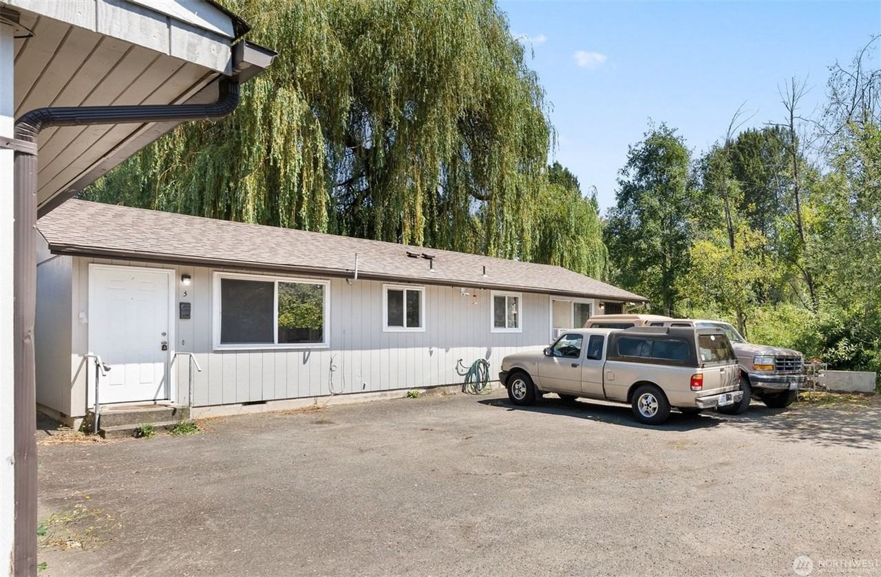 758 Woodford - Photo 2 of 4