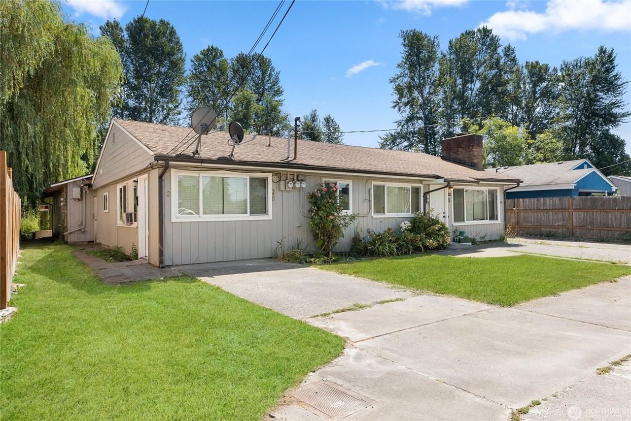 758 Woodford - Photo 3 of 4