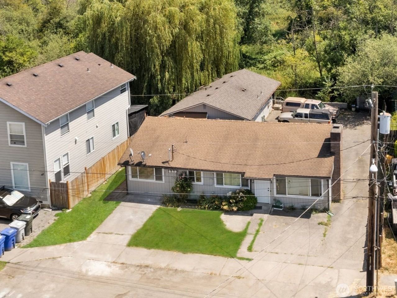 758 Woodford - Photo 4 of 4