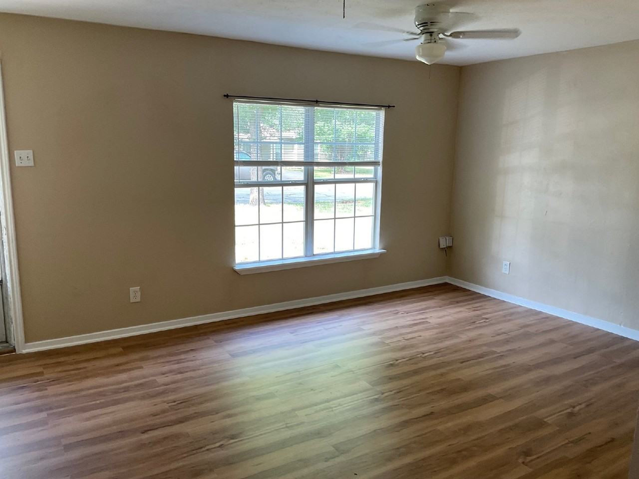 1512 Elaine Pl - Photo 2 of 9