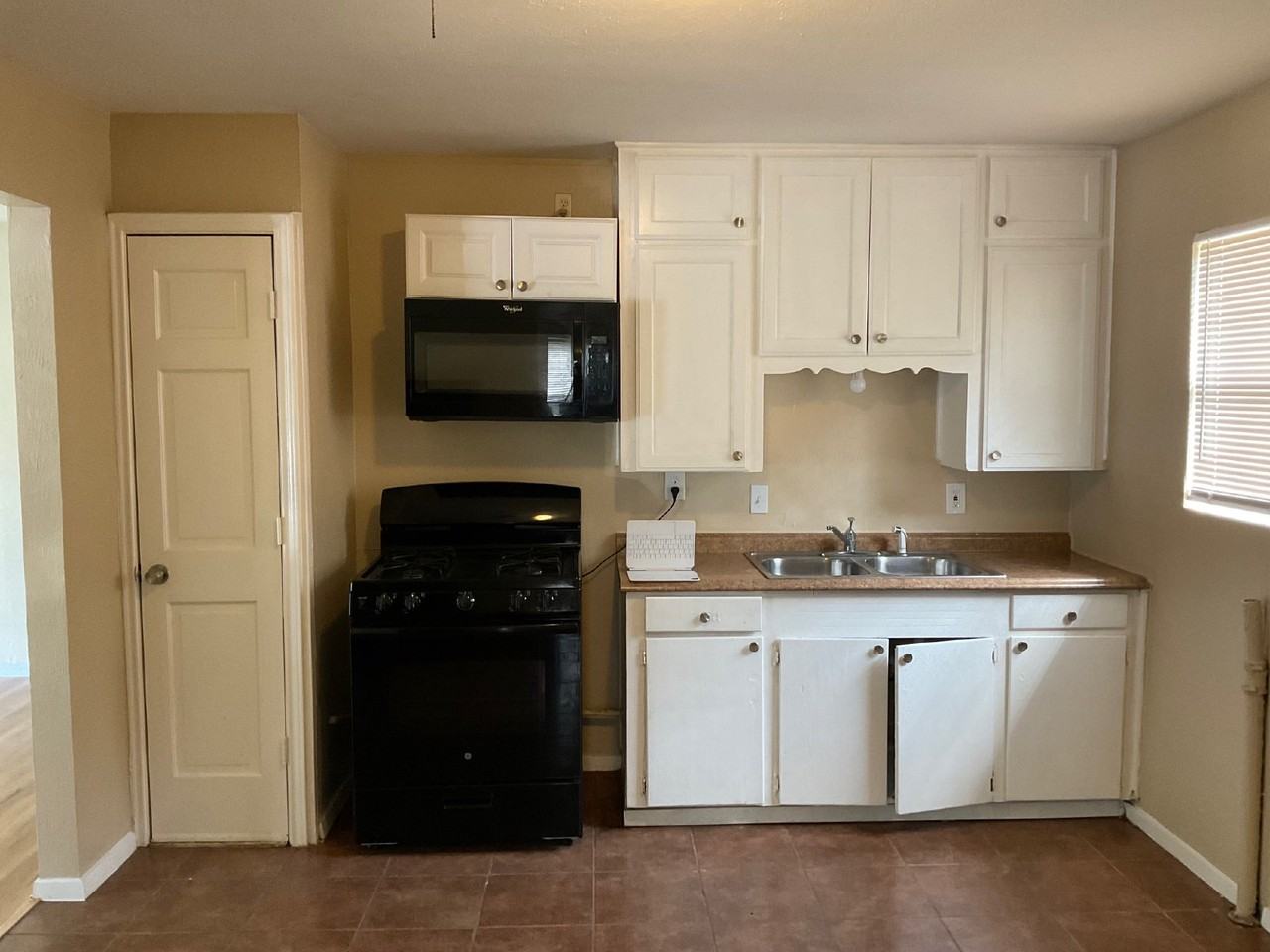 1512 Elaine Pl - Photo 3 of 9