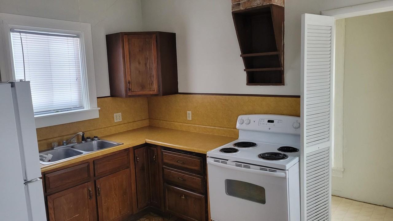 309 E 4th St - Photo 3 of 7